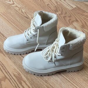 Gorgeous brand new women’s boots!